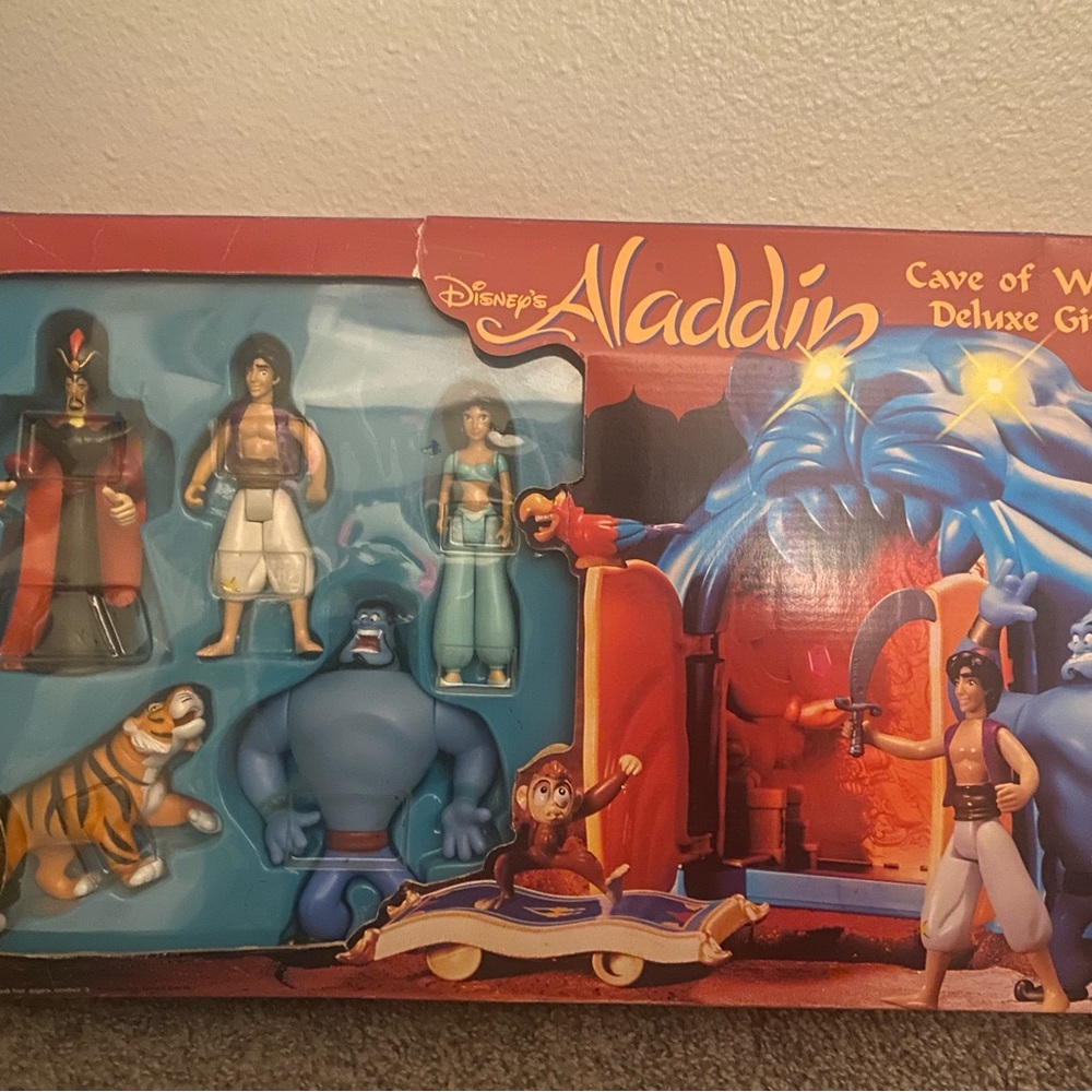 Disney's ALADDIN Cave of Wonders Deluxe Gift Set, 28 Pieces. - Picture 6 of 9